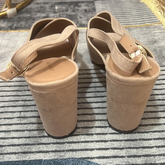 New taupe size 10 heels - Picture 3 of 4